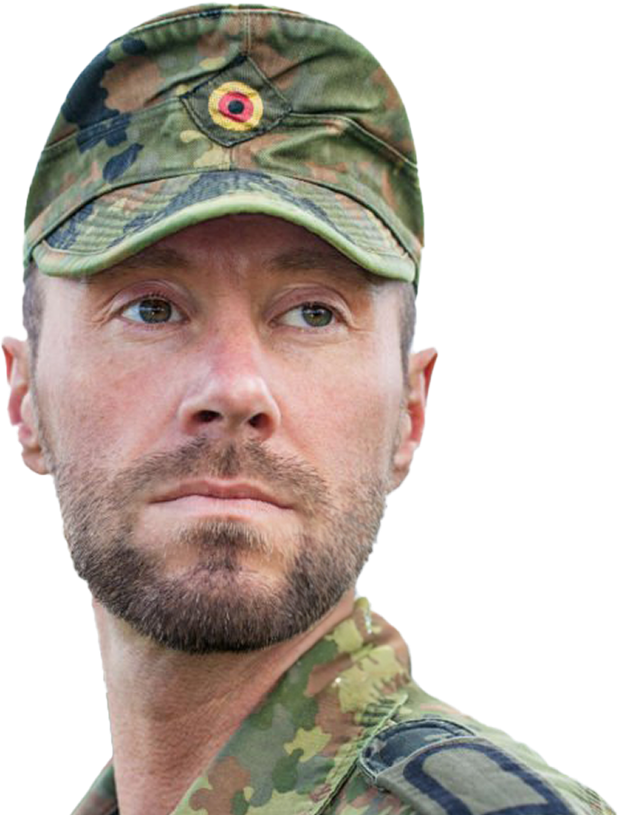 Person in Tarnuniform und Kappe, Soldat, schaut zur Seite